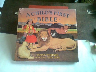 A CHILD&amp;#039;S FIRST BIBLE - SANDOL STODDARD foto