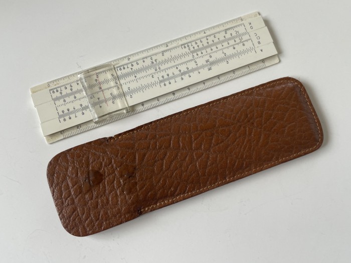 Rigla de calcul (de COLECTIE) prevazuta cu husa originala din piele