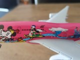 Macheta metalica de avion Japan Airlines decorat cu Disneyland (marime medium) | Decoratie | Perfect pentru cadou