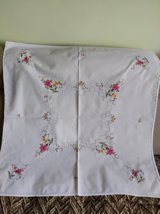 Față de masă cu broderie manuala