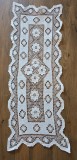 CENTRU DE MASA VINTAGE DIN BUMBAC, LUCRATA MANUAL PRIN TEHNICA FILET
