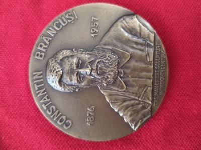 medalie omagiala Constantin Brancusi ,1876-1957 . Verso , stema Municipiului Craiova .RSR .Diametru 60 mm foto