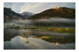 Tablou Canvas, "Reflecții ale toamnei &icirc;n oglinda lacului", Nor, Munte, Apă, Insulă, Copac, Ceață, Cer, Reflexie, Vegetație, Răsărit, 39 x 26 cm, CMCLA