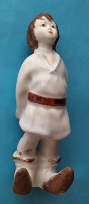 baietel in costum popular, personaj din povesti pt copii, bibelou - figurina din ceramica - portelan? de productie romaneasca, anii 1970 foto