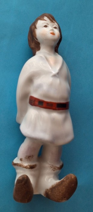 baietel in costum popular, personaj din povesti pt copii, bibelou - figurina din ceramica - portelan? de productie romaneasca, anii 1970