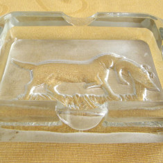 Scrumiera din sticla groasa turnata, model caine de vanatoare cu fazan, anii 60
