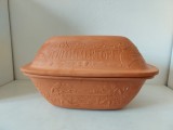 Oală de lut din teracotă Schlemmertopf, Scheurich Keramik 834, W. Germany, pentru copt la cuptor, vintage, frumos decorata in relief, 33cmx20cmx20cm