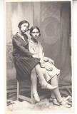 M1 F20 - FOTO - fotografie foarte veche - doua domnisoare - anii 1930, Romania 1900 - 1950