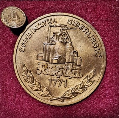 SV * MEDALIA + INSIGNA (SET) * DOUĂ SECOLE DE SIDERURGIE LA REȘIȚA * 1771 - 1971 foto