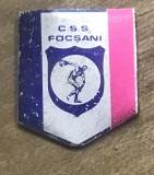 AMS2 Insignă vintage &bdquo;C.S.S. Focșani&rdquo; (Clubul Sportiv Școlar), cu reprezentare atletism - aruncarea discului, din aluminiu, epocă comunistă