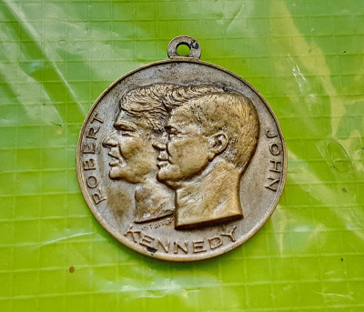 E390-Medalia veche bronz Fratii JOHN si Robert KENNEDY cu PAPA Johannes 23. foto