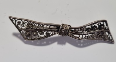 Brosa cu strasuri foto