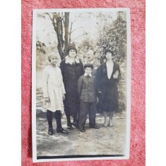 Fotografie tip carte postala, familie la plimbare, perioada interbelica