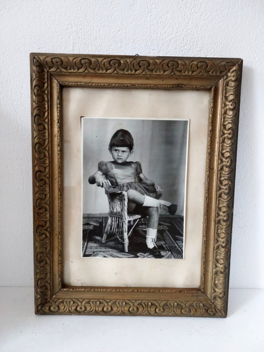 Tablou fotografie veche fetita, rama lemn, sticla deasupra 43x33cm, vintage
