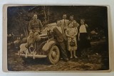 TREI CUPLURI SI UN SOLDAT ROMAN , POZA DE GRUP LANGA UN AUTOMOBIL DE EPOCA , LA IARBA VERDE , FORMAT CARTE POSTALA , 1937