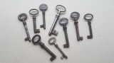 4443-Chei Usi vechi metal. Pret pe bucata. Lungimi intre 5.5 si 8 cm. PRET PE BUCATA LA ALEGERE.