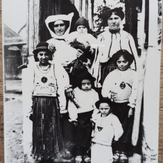 Familie de tarani romani, anii '30// reproducere de epoca