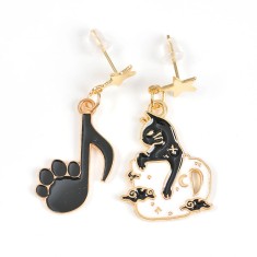 Cercei asimetrici cu pisica neagra si nota muzicala