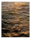 Tablou Canvas, "Strălucirea apei la asfințit", Valuri, Apus, Strălucire, Aur, Apă, Mișcare, Reflexie, Calm, Natură, Lumină, 26 x 39 cm, CMCLASS