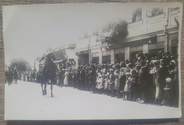 Parada militara in fata Hotelului Bulevard (Sibiu?)// foto tip CP anii&#039; 30