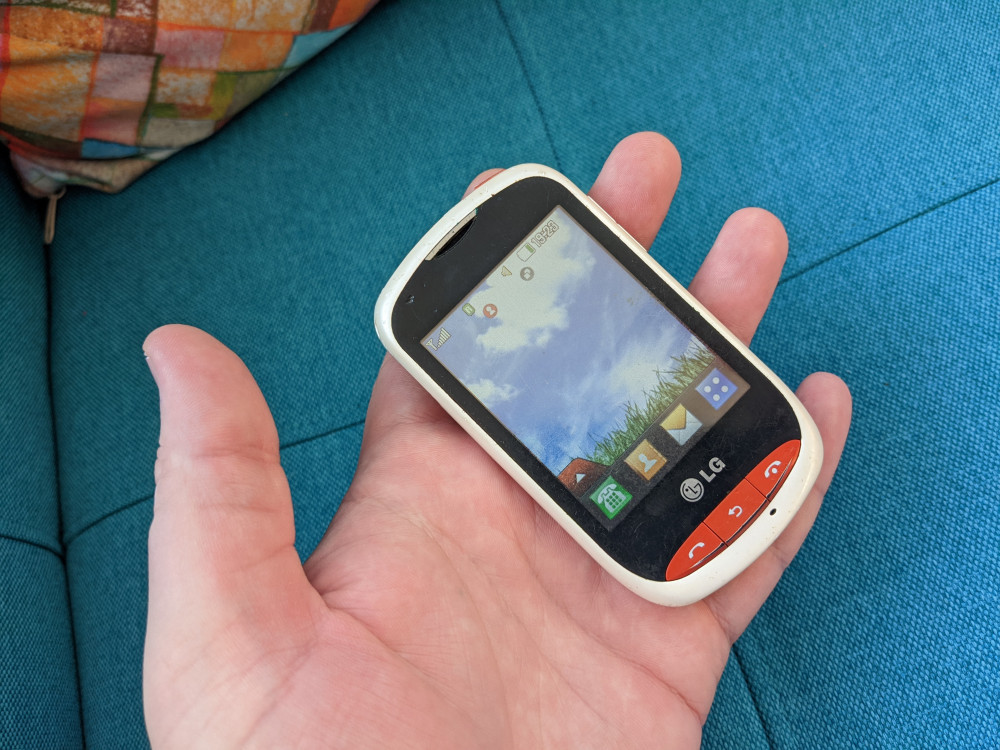 LG Cookie Style T310 - Micut cu touchscreen Mp3 Bluetooth Card Mp3 Radio |  arhiva Okazii.ro
