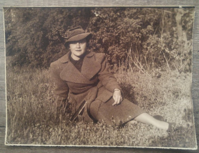 Domnisoara fotografiata pe timpul inundatiei de la Zaclau, Tulcea, 1937 foto