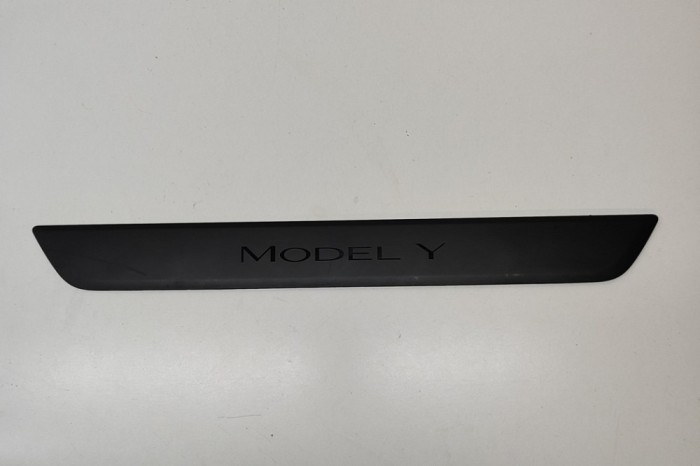 Ornament prag dreapta față TESLA MODEL Y 2023 OEM: 1494301-00-B 22266612