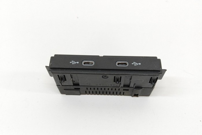 USB VW TOUAREG CR7 2023 OEM: 760035700 30908279