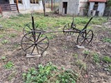 Căruț/trăsură veche din fier &ndash; ideal pentru decor rustic sau restaurare