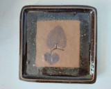 Tava ceramica decorativa cu frunza imprimata in textura, pottery studio art, hand made, 24x24cm, semnata KUCH