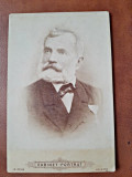 Fotografie barbat cu barba si mustata, pe carton, sfarsit de secol XIX