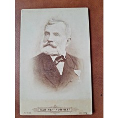 Fotografie barbat cu barba si mustata, pe carton, sfarsit de secol XIX
