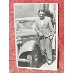 Fotografie tip carte postala, barbat langa masina, perioada interbelica