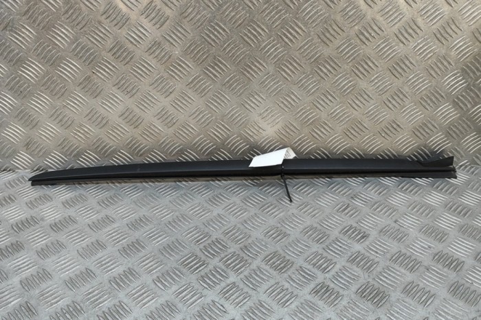 Ornament vertical parbriz st&acirc;nga BMW 3 G20, G28 2023 OEM: 7427873 | 29998442