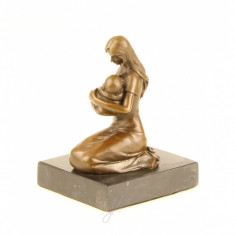 Femeie cu pruncul - statueta din bronz pe soclu din marmura TM-93