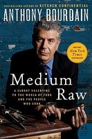 Medium Raw: A Bloody Valentine to the World of Food and the People Who Cook foto