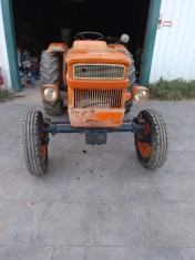 Tractor universal 445 foto