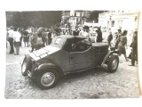 Rară! Fotografie originală 172 x 113 mm din anii 80 cu automobil de epoca participant al raliului automobile de epoca la castelul Peles, Alb-Negru, Romania de la 1950, Transporturi
