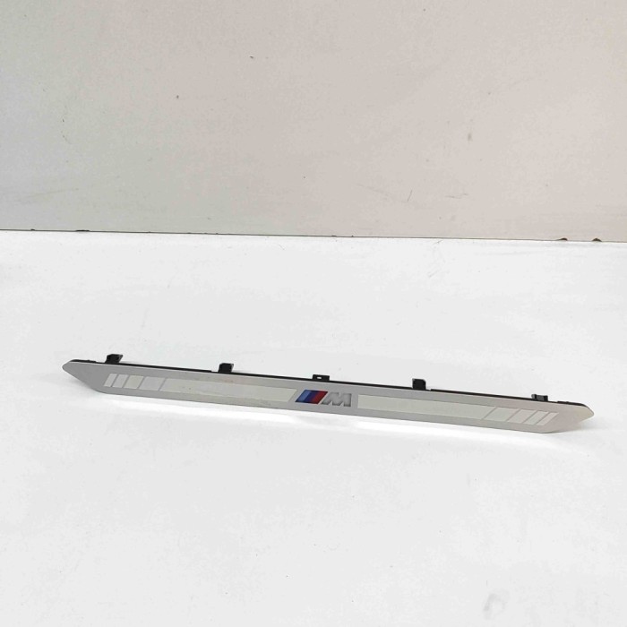 Ornament prag dreapta față BMW X7 G07 2023 OEM: 8069271