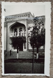 Intrarea in Muzeul Regional Chisinau, 1938// fotografie, Romania 1900 - 1950, Portrete