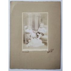 DOI COPII IN STUDIO , FOTOGRAFIE , SFARSITUL SEC. XIX