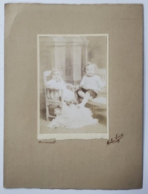 DOI COPII IN STUDIO , FOTOGRAFIE , SFARSITUL SEC. XIX foto