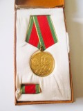 Rom&acirc;nia medalie nouă &icirc;n cutia originală cu baretă:&Icirc;n cinstea &icirc;ncheierii colectivizării agriculturii 1962,diam.=30 mm