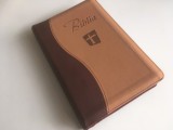 BIBLIA- NOUA TRADUCERE ROMANEASCA. S.B.I.R. 2020 COPERTI PIELE ECO MOALE IN 2 NUANTE CU FERMOAR, MARGINI ARGINTATE, INDEX AL CARTILOR BIBLIEI