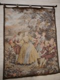 Eleganta tapiserie veche Fragonard lucrata manual și prevăzută cu suport metalic pentru perete