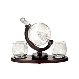 Cumpara ieftin Set Decantor &bdquo;World Traveler&rdquo; &ndash; Glob Păm&acirc;ntesc cu Corabie Interioară, 2 Pahare