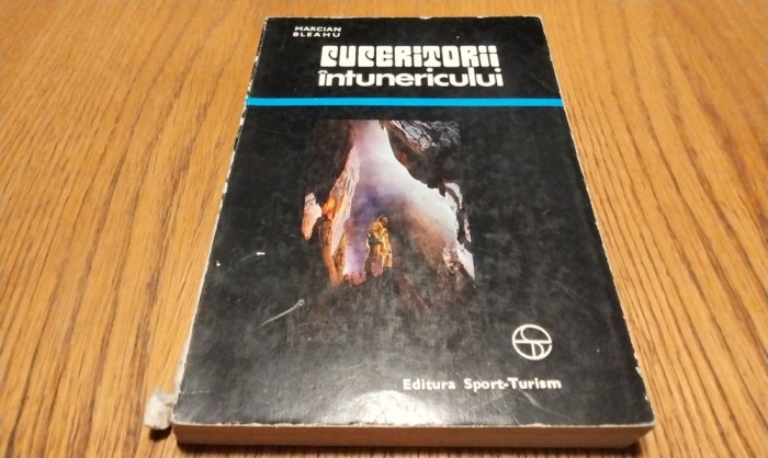 CUCERITORII INTUNERICULUI - Marcian Bleahu (autograf) -1976, 196 p.+ harta