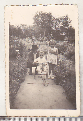 bnk foto Copil cu tricicleta - 1936