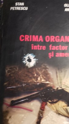 Crima organizata intre factor de risc si amenintare. Cu autograf. / 0257 foto