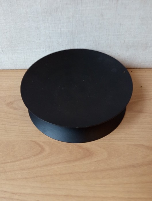 Sfesnic metalic negru in forma de disc